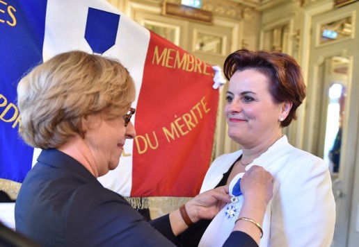 Anne Marie Quéméner recibe la medalla de Caballero de la Orden Nacional al Mérito