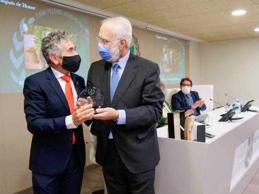 AXON COMUNICACION, D. Ignacio Oroquieta, nombrado Colegiado de Honor por el Colegio Oficial de Veterinarios de Cáceres