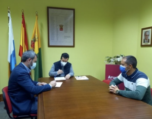 AXON COMUNICACION, El Colegio de Las Palmas y el Ayuntamiento de Arucas firman un convenio para identificar a los animales a través de Zoocan