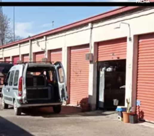 AXON COMUNICACION, PACMA denuncia a un vecino de Madrid por apilar perros en estanterías dentro de un garaje