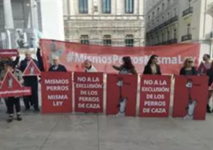 Un centenar de protectoras amenazan con huelga si el PSOE no renuncia a excluir perros de caza de la ley de bienestar, foto manifestación