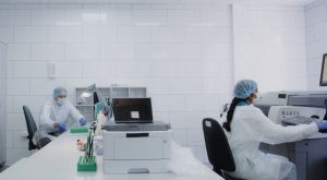 La OCV destaca el trabajo de los veterinarios “para proteger de cualquier amenaza que debilite la salud pública”, foto veterinarios en laboratorio