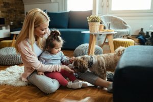 Solo un 4% de las viviendas en alquiler en España aceptan expresamente a familias con gatos o perros, foto familia con perro