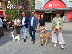La guía "Bilbao deja huella" se suma al producto "Euskadi con perro" para fomentar el turismo con mascotas