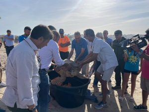 Liberan en la playa de Tarifa a una tortuga marina rescatada de una red por almadraberos