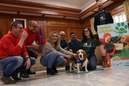 El Ayuntamiento de Córdoba impulsa un programa de educación con perros y magos para niños con necesidades especiales