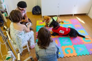 La terapia canina vuelve a su actividad en el Hospital Materno Infantil tras su paralización durante la pandemia