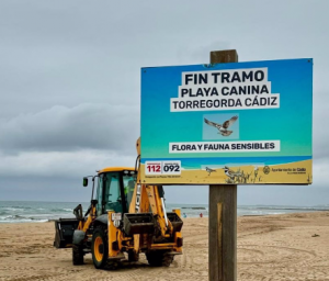 El Ayuntamiento de Cádiz delimita e instala la señalización en la playa canina de Torregorda