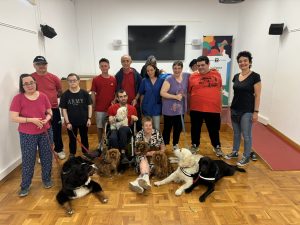 PURINA y Centre de Pedralbes organizan sesiones de lectura inclusiva con perros de terapia para promover la inclusión y el aprendizaje sin barreras