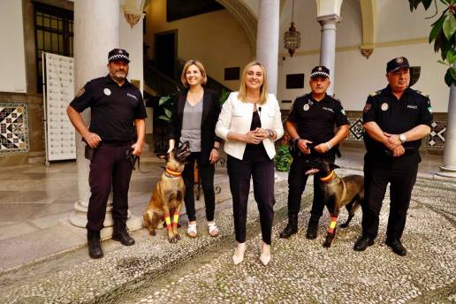 Carazo recibe a los dos policías locales ganadores del campeonato de España de adiestramiento canino Mondioring