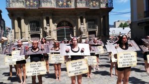 Animalistas protestan en vísperas de los Sanfermines contra la "crueldad medieval" de la tauromaquia