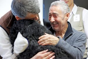 El Hospital de Torrejón reactiva la terapia asistida con animales para tratar a personas mayores con depresión