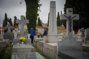 Los animales domésticos podrán acceder a los cementerios municipales de Madrid con cadena