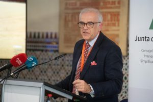 El presidente de los veterinarios andaluces asegura que la transmisión de la gripe aviar "es complicada"