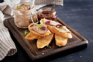 Sumar insta al Gobierno a prohibir la "alimentación forzada" de las aves de corral para producir 'foie gras'