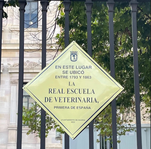 La Real Academia de Ciencias Veterinarias de España ha celebrado el acto de colocación de una placa conmemorativa en el lugar donde estaba la primera Escuela de Veterinaria de España