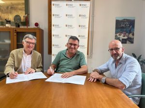 Govern y veterinarios firman un convenio para la gestión del Registro de identificación de animales de compañía