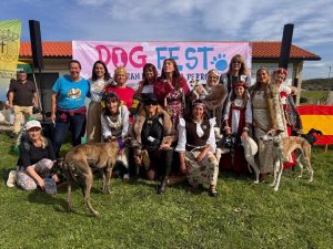 Bezana celebra su primer festival canino con la participación de cerca de medio centenar de propietarios de mascotas