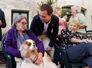 El IMAS amplía las terapias asistidas con perros a las personas mayores autónomas