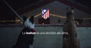 El Atlético promueve la adopción responsable de mascotas en su campaña de Navidad 'Comandante y Cartón'