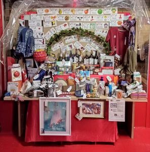 Más de 100 comercios de Valladolid reúnen una cesta de productos para sortear en beneficio de una protectora de gatos
