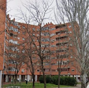 Bomberos rescatan una cabra posada sobre la ventana de un quinto piso en Villaverde