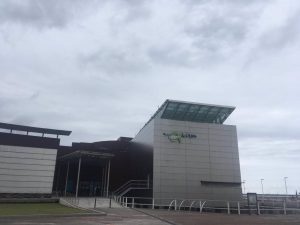 El Acuario organiza una sesión formativa para los servicios de emergencia sobre animales venenosos Archivo - Acuario de Gijón Archivo - Acuario de Gijón - EUROPA PRESS - Archivo La acción formativa va ligada a la exposición temporal 'Veneno: Naturaleza Letal'  GIJÓN, 27 Feb. (EUROPA PRESS) -  El Bioparc Acuario de Gijón celebrará este próximo viernes una sesión formativa dirigida a los servicios de emergencia de la ciudad con el objetivo de mejorar la preparación y respuesta ante posibles incidentes relacionados con animales venenosos.  Esta iniciativa se enmarca en la exposición temporal 'Veneno: Naturaleza Letal', que se inaugurará el próximo 20 de marzo y que incluirá especies vivas venenosas, según una nota de prensa del Acuario.  La sesión contará con la participación de bomberos, personal sanitario y miembros de las fuerzas de seguridad, quienes recibirán formación especializada sobre el manejo, identificación y protocolos de actuación ante la presencia de estos animales.  La capacitación será impartida por expertos especialistas en fauna venenosa, quienes abordarán medidas de seguridad fundamentales para garantizar la protección tanto de los profesionales como del público visitante.  Durante la sesión, los asistentes conocerán de primera mano las especies venenosas que formarán parte de la exposición, comprendiendo su biología, comportamiento y los riesgos asociados a su manipulación. Además, se verán a fondo casos para reforzar el aprendizaje y asegurar una respuesta eficaz en caso de emergencia.  Por otra parte, la citada exposición busca sensibilizar al público sobre la importancia de estas especies en la naturaleza y desmontar mitos en torno a ellas.  Esta traerá a Gijón una colección única de animales venenosos, ofreciendo a los visitantes la oportunidad de descubrir sus fascinantes adaptaciones y el papel clave que desempeñan en los ecosistemas.  Desde serpientes y peces hasta anfibios y artrópodos, esta muestra permitirá conocer en profundidad los mecanismos de defensa y ataque de estas especies.