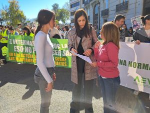 Los veterinarios protestan en Valencia y piden la retirada de PRESVET y cambios legales para hacer más accesibles los medicamentos