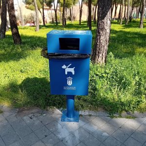 Comienza la instalación de 82 nuevos contenedores específicos para excrementos de animales