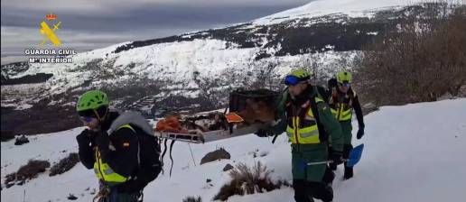 La Guardia Civil rescata a varios animales de granja atrapados por la nieve en un cortijo