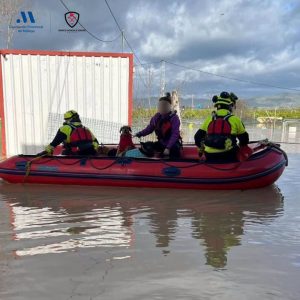 Rescatan a voluntarios y perros de un refugio en Cártama y a 30 trabajadores en Casares por las lluvias
