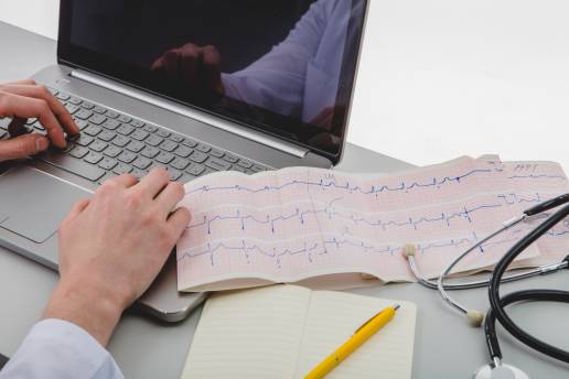 Configuraciones del complejo QRS en electrocardiogramas de 12 derivaciones de perros con taquicardia ventricular monomórfica o bloqueo de rama completo