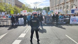 Veterinarios se concentran frente al Congreso contra la Ley del Medicamento veterinario y piden la dimisión de Planas