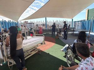 La Unidad Canina de la Policía Local visita a los niños ingresados en el Hospital Doctor Balmis