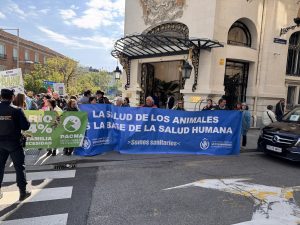 Veterinarios en pie de guerra: La concentración frente al Congreso de los Diputados