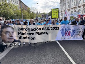 Veterinarios en pie de guerra: La concentración frente al Congreso de los Diputados