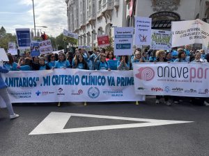 Veterinarios en pie de guerra: La concentración frente al Congreso de los Diputados