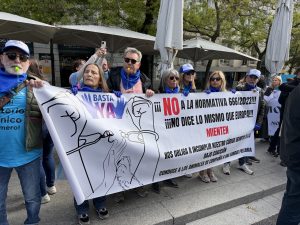 Veterinarios en pie de guerra: La concentración frente al Congreso de los Diputados