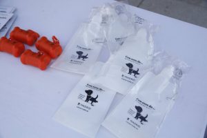 El Ayuntamiento repartirá 36.000 kits de limpieza de excrementos perrunos en todos los distritos hasta el 8 de junio