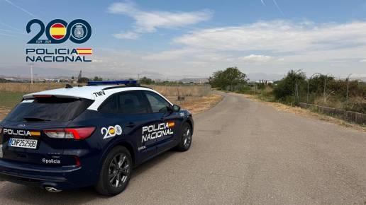 Detenidos los propietarios de una perra acusados de abandonarla en un camino, tapada con una sábana y agonizando