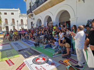Una concentración en Azuaga (Badajoz) denuncia la muerte de 32 perros de caza abandonados y pasividad del Ayuntamiento