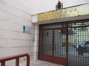 Condenado a 18 meses de cárcel por matar de un golpe a un perro que se acercó a sus gallinas