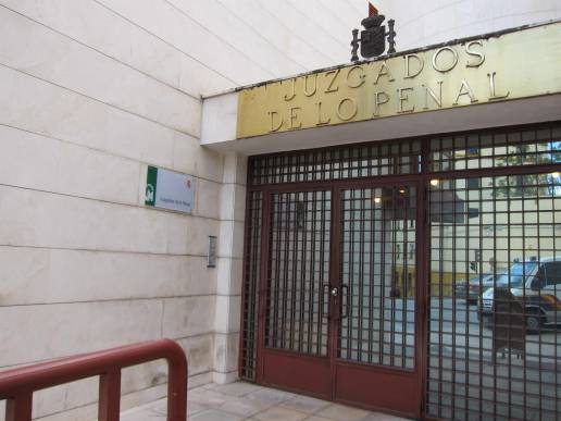 Condenado a 18 meses de cárcel por matar de un golpe a un perro que se acercó a sus gallinas