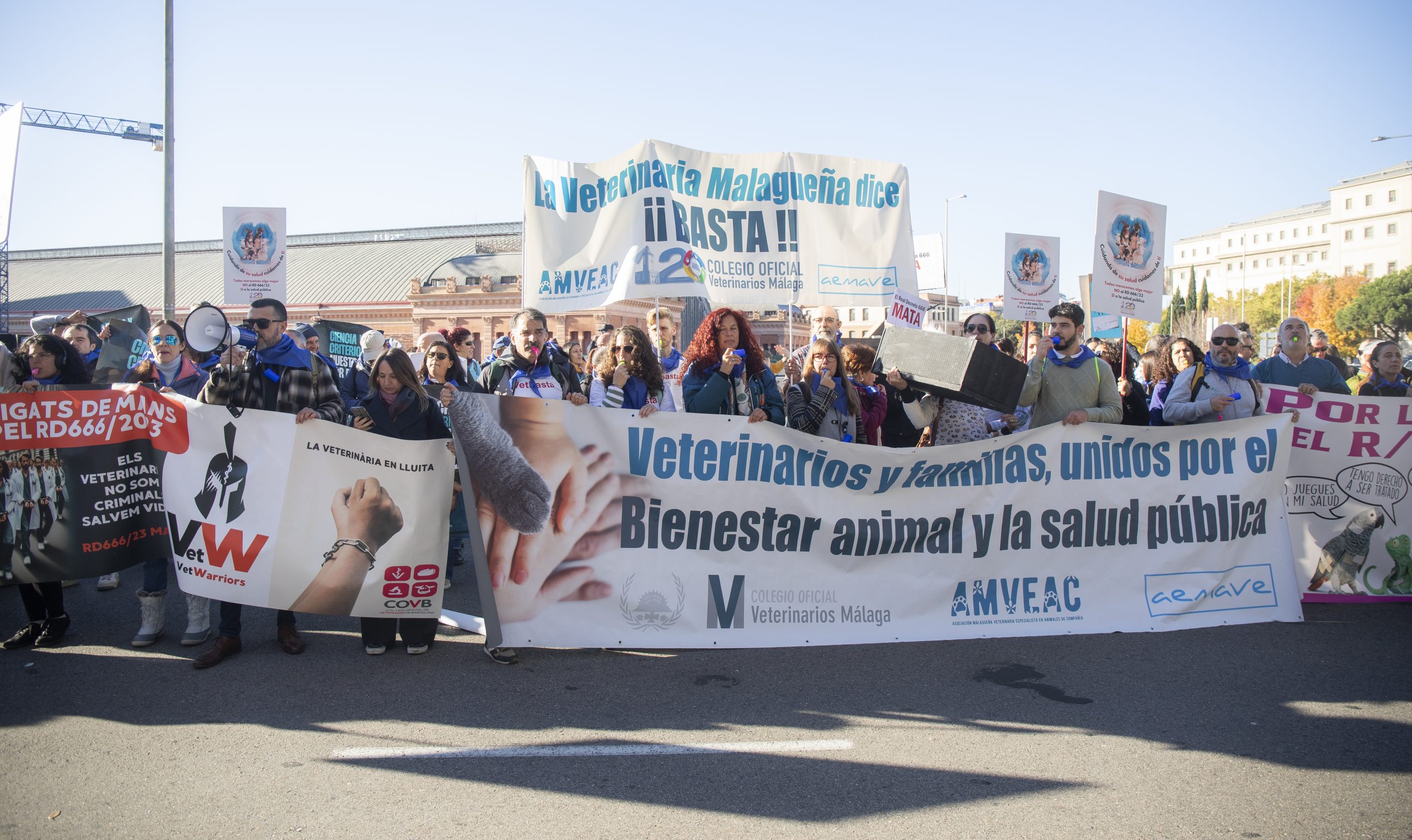 3.000 veterinarios se concentran ante el MAPA para exigir la derogación del RD 666/2023 y reclamar diálogo real al Gobierno