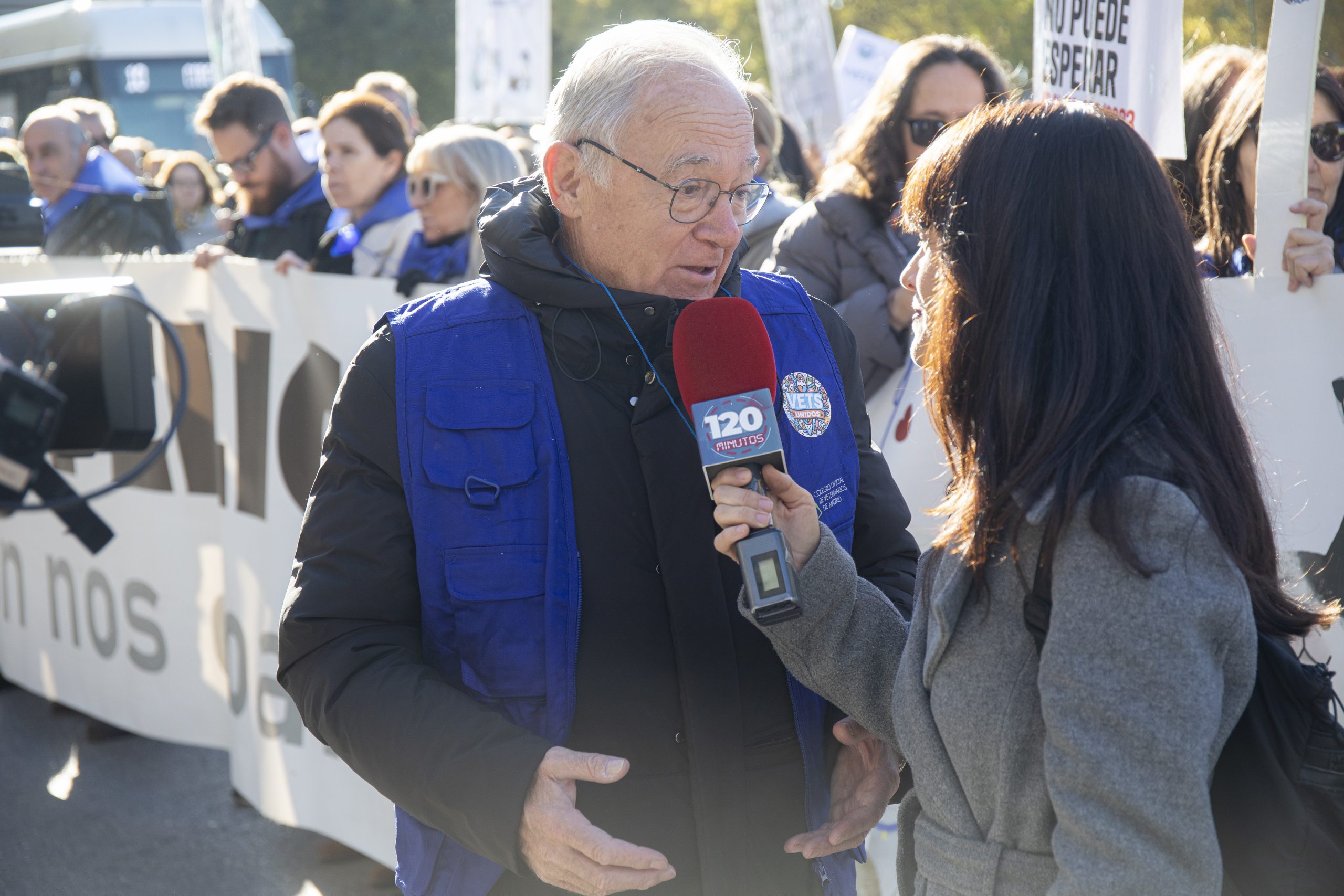 3.000 veterinarios se concentran ante el MAPA para exigir la derogación del RD 666/2023 y reclamar diálogo real al Gobierno