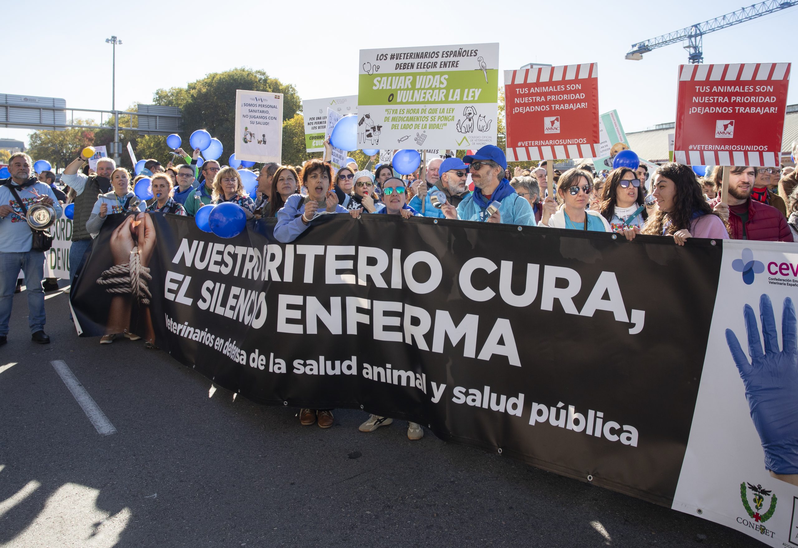 3.000 veterinarios se concentran ante el MAPA para exigir la derogación del RD 666/2023 y reclamar diálogo real al Gobierno