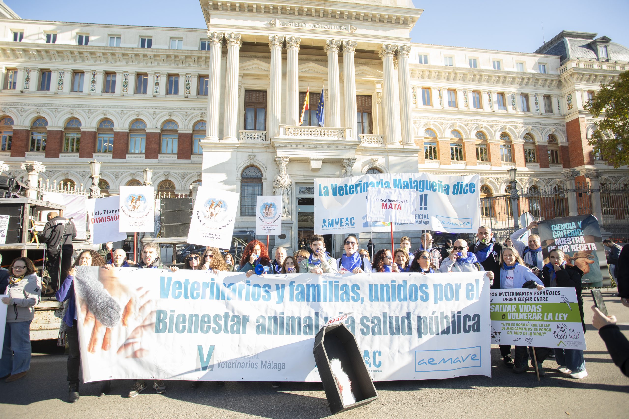 3.000 veterinarios se concentran ante el MAPA para exigir la derogación del RD 666/2023 y reclamar diálogo real al Gobierno