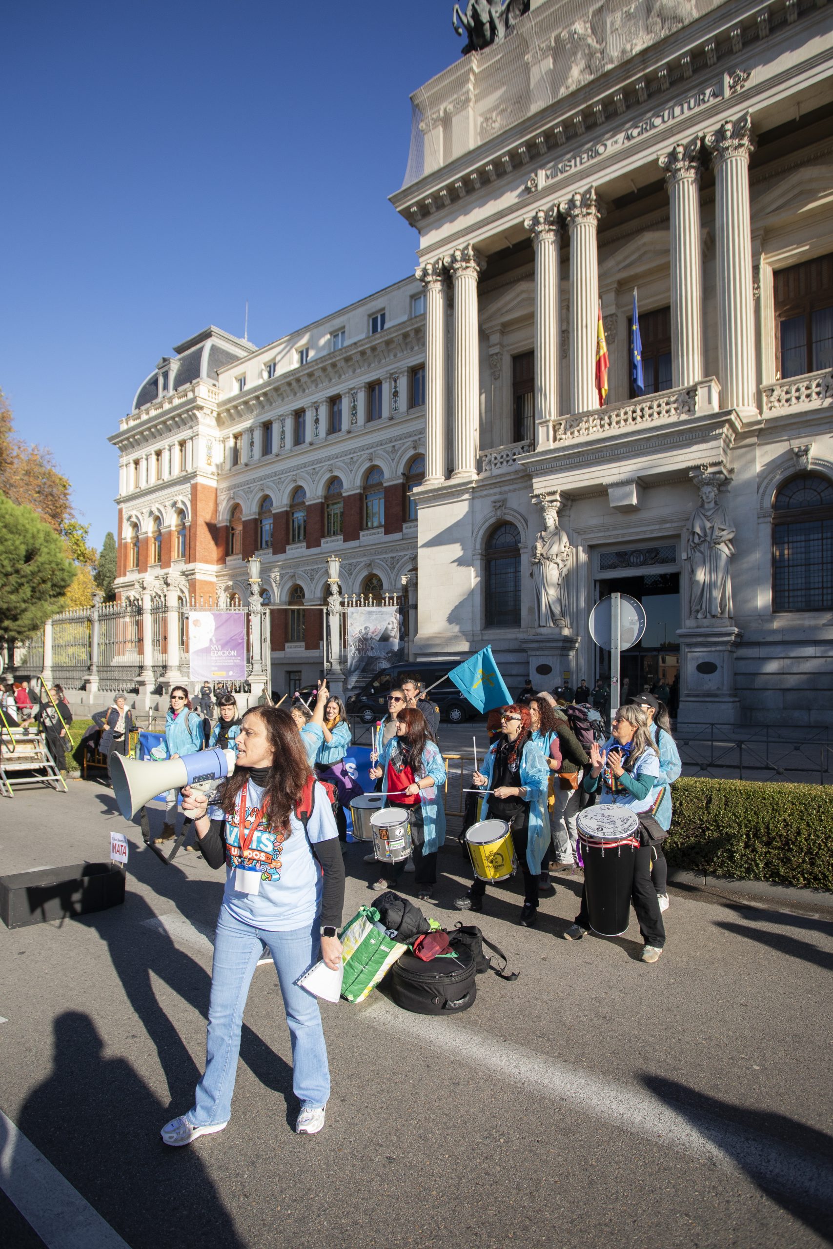 3.000 veterinarios se concentran ante el MAPA para exigir la derogación del RD 666/2023 y reclamar diálogo real al Gobierno