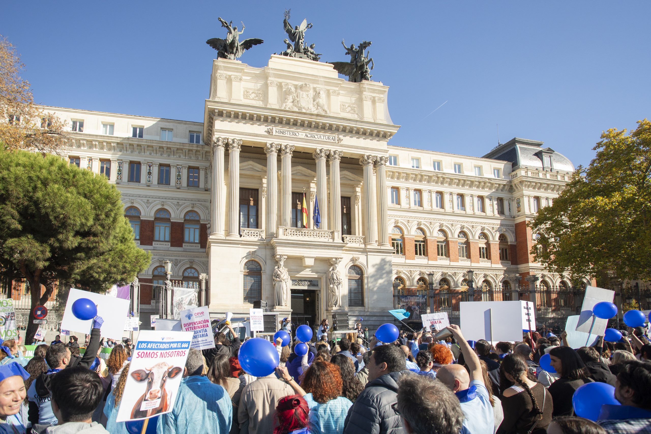 3.000 veterinarios se concentran ante el MAPA para exigir la derogación del RD 666/2023 y reclamar diálogo real al Gobierno