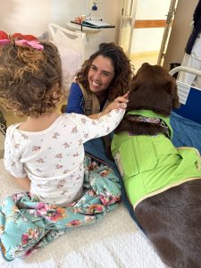 Perros que curan emociones: Elanco apoya a Ânimas para transformar la experiencia hospitalaria de miles de niños en Portugal